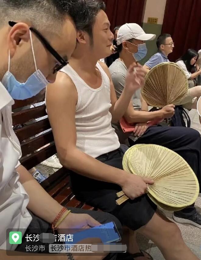 杨紫|娱乐早报丨杨紫张一山出席北电同学聚会 成龙拍新片突发意外险被溺死