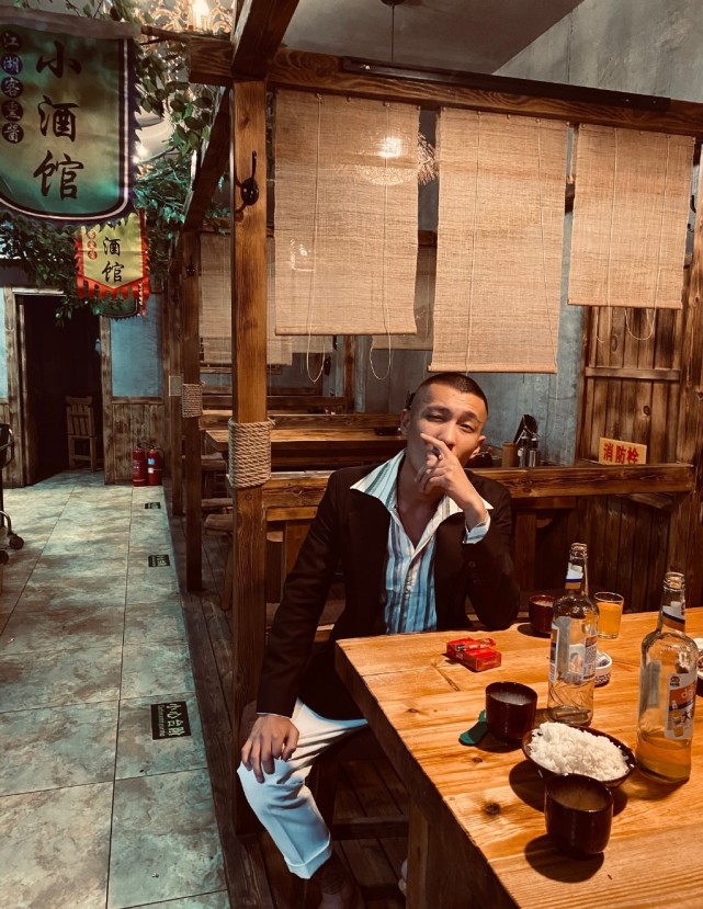 段宏楠离世后其直播账号再次开播,人气达到百万加,看