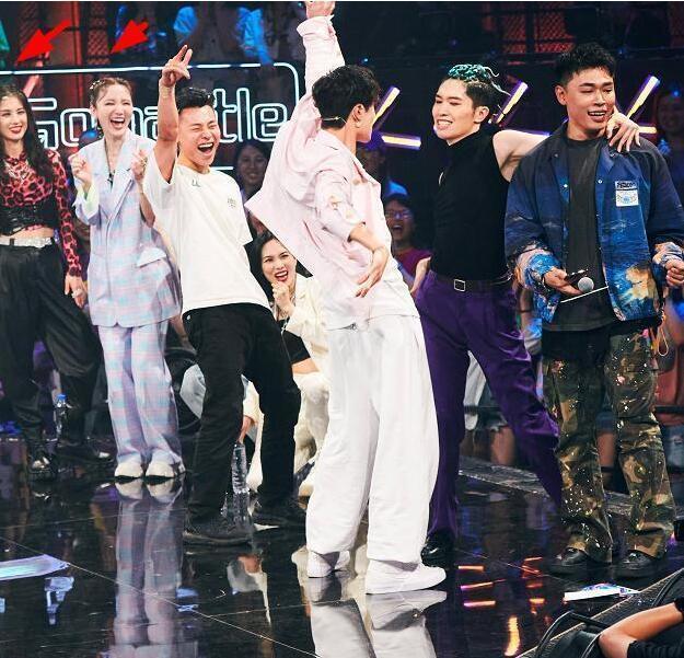 王一博|王一博和选手贴身“热舞”，五位姐姐尖叫连连，《街舞3》太炸了