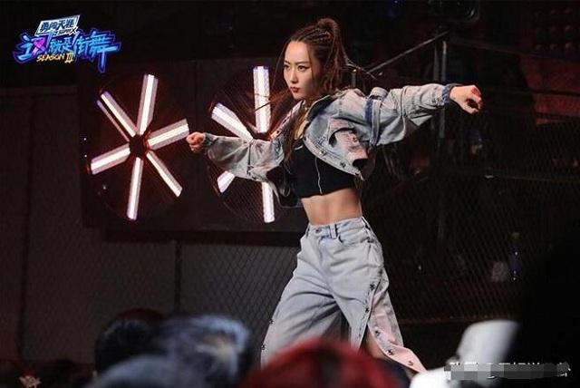 王一博|王一博和选手贴身“热舞”，五位姐姐尖叫连连，《街舞3》太炸了