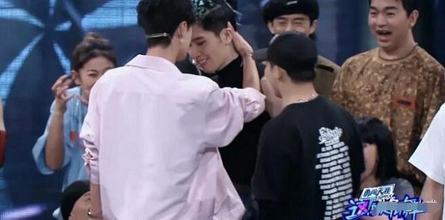 王一博|王一博和选手贴身“热舞”，五位姐姐尖叫连连，《街舞3》太炸了