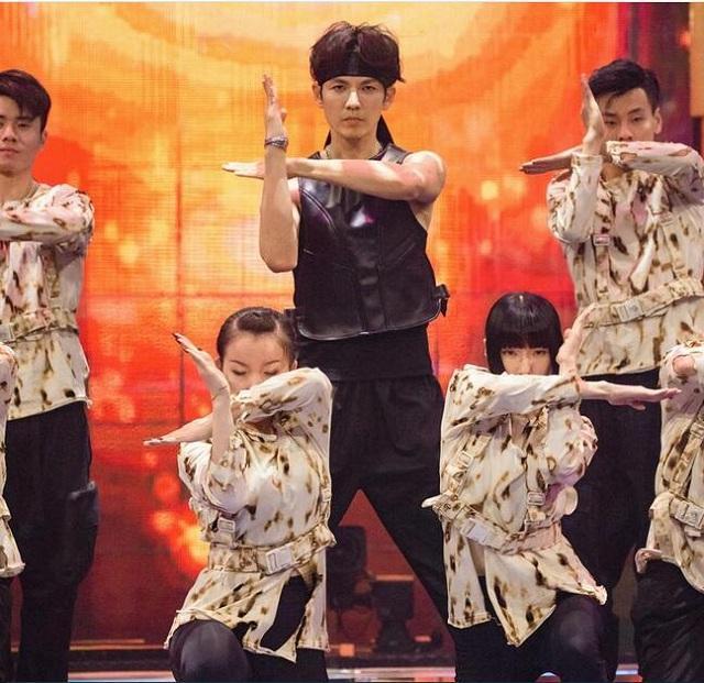 王一博|王一博和选手贴身“热舞”，五位姐姐尖叫连连，《街舞3》太炸了