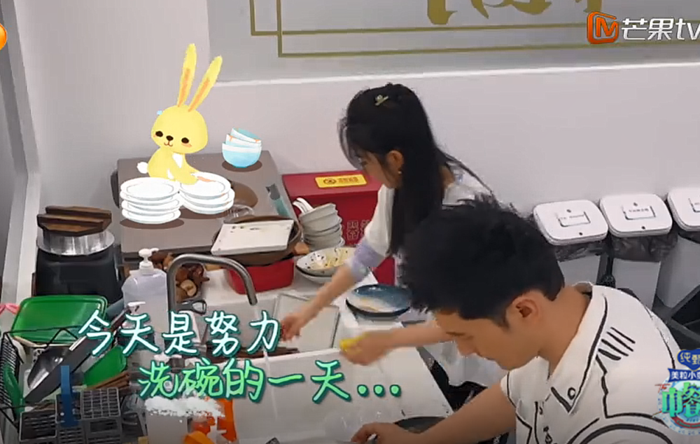 赵丽颖|《中餐厅》第一次正面播出赵丽颖洗碗镜头，粉丝抗议生效了！