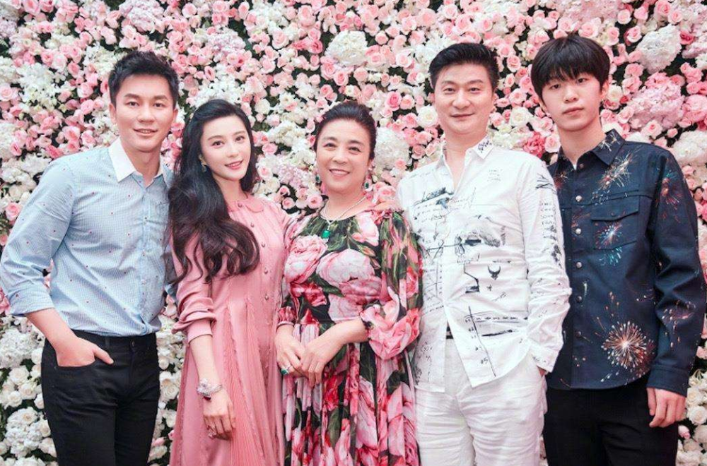 李晨|李晨范冰冰复合？网友偶遇李晨放出无人机表演，为范冰冰高调庆生