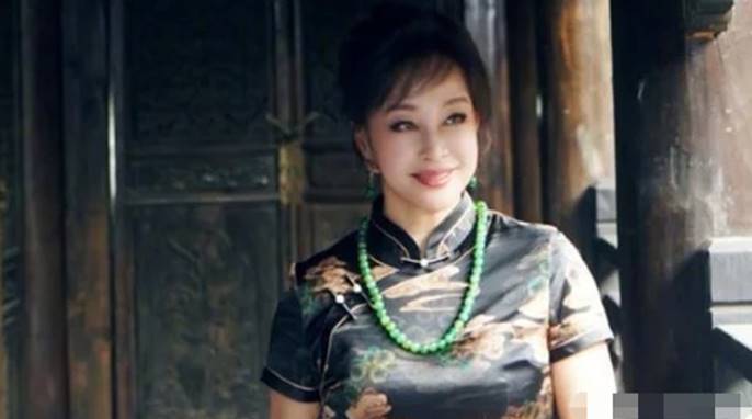 旗袍刺客|刘晓庆65岁再演美女，没错！你们的“小可爱”带着《旗袍刺客》回来了！