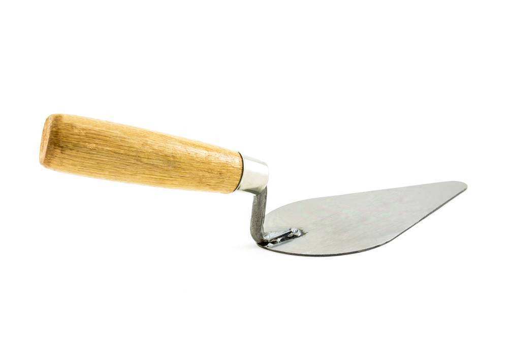 手铲刮面时超一个方向刮,新刮出的表面不要有浮土;每次确定好新的地界