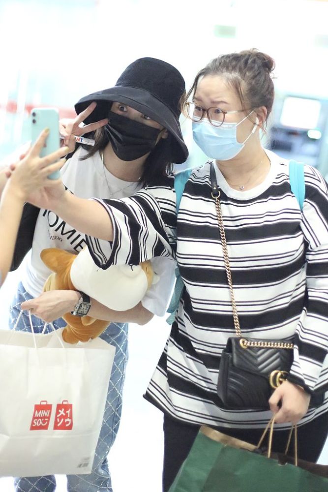 太宠粉!宋佳造型清新与粉丝合影 手拿公仔对镜比心又萌又暖