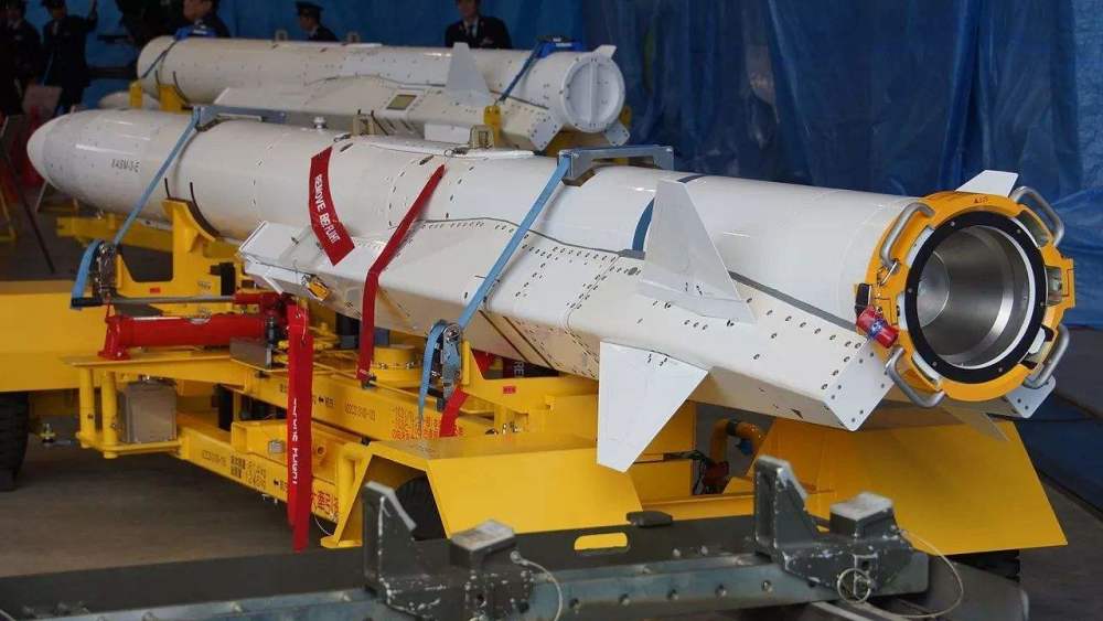 该导弹射程可达160公里,性能比俄罗斯苏35战斗机采用的r77系列强得多