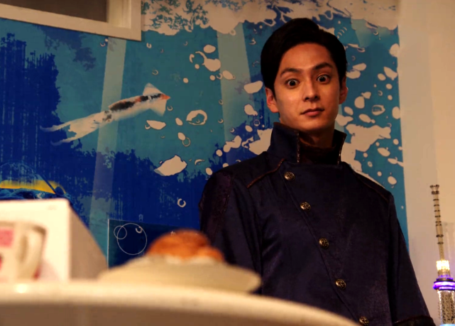 在最新的第二集剧情中,副骑假面骑士blades【骑新堂伦太郎】也正式