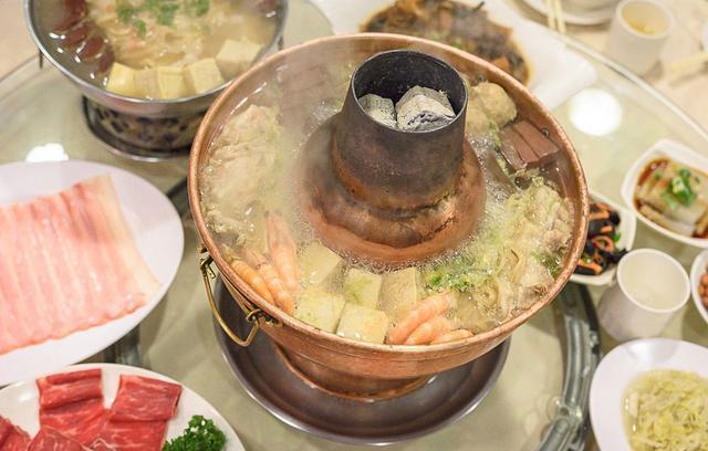 吃火锅 最喜欢东北的这吃法 吃到老都没够 一锅下肚 又香又饱 腾讯新闻