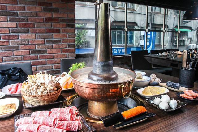 吃火锅 最喜欢东北的这吃法 吃到老都没够 一锅下肚 又香又饱 腾讯新闻