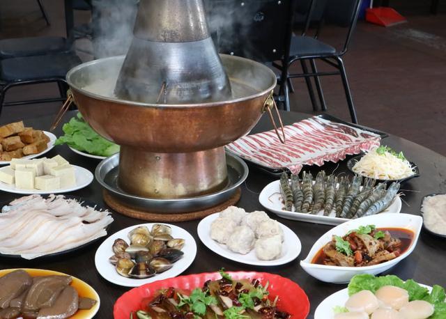 吃火锅 最喜欢东北的这吃法 吃到老都没够 一锅下肚 又香又饱 腾讯新闻