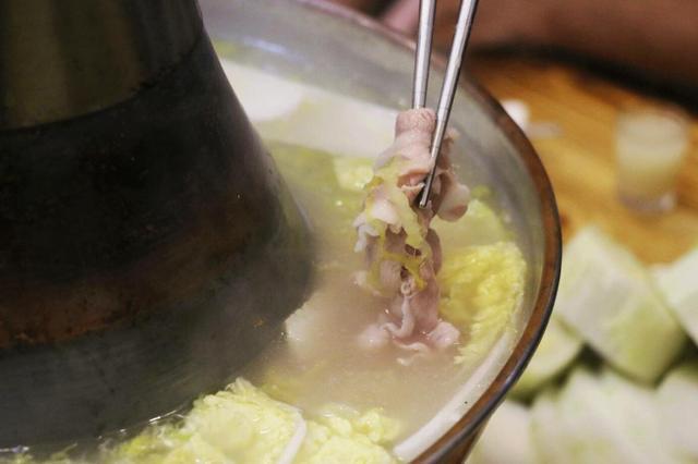 吃火锅 最喜欢东北的这吃法 吃到老都没够 一锅下肚 又香又饱 腾讯新闻