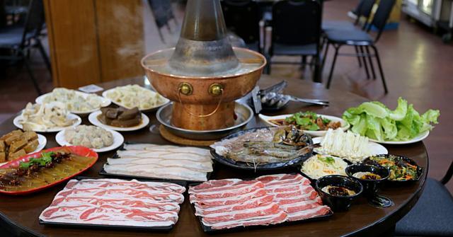 吃火锅 最喜欢东北的这吃法 吃到老都没够 一锅下肚 又香又饱 腾讯新闻