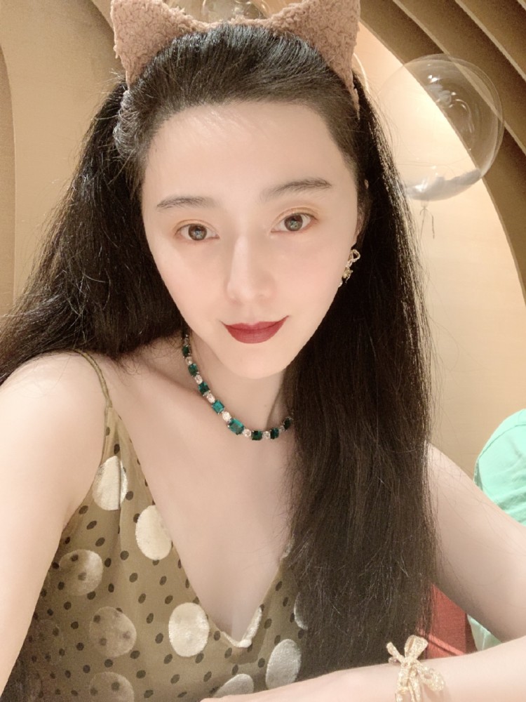 范冰冰|李晨无人机为范冰冰庆生？粉丝辟谣后晒照，范冰冰疑和李玉在一起商议新电影