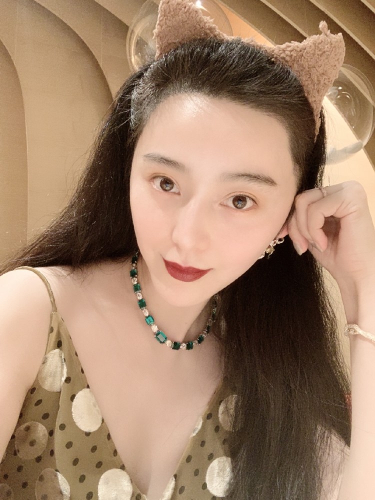 范冰冰|李晨无人机为范冰冰庆生？粉丝辟谣后晒照，范冰冰疑和李玉在一起商议新电影