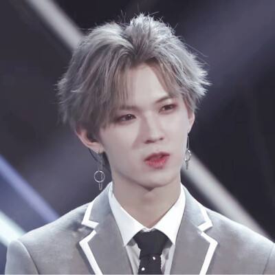 李希侃|22岁男团成员“贷款出道”，粉丝垫付23万送上C位，被嘲仍是素人