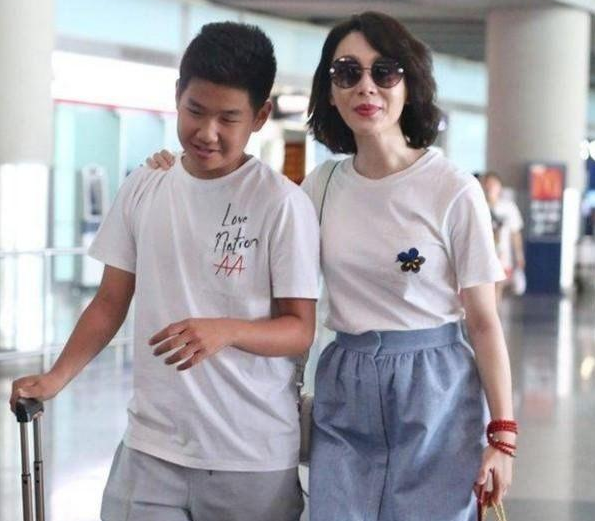 陈数|陈数老公晒与年轻女子亲密照，背景亮了，陈数一个月前跟继子合体