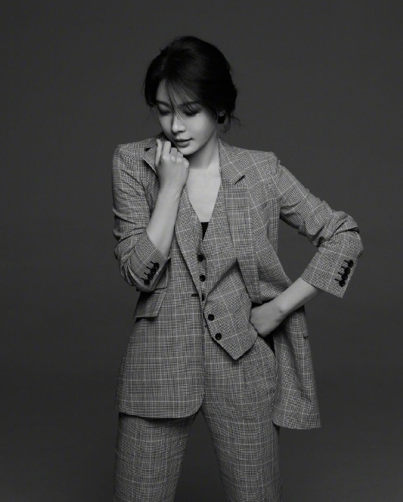 陈数|陈数老公晒与年轻女子亲密照，背景亮了，陈数一个月前跟继子合体