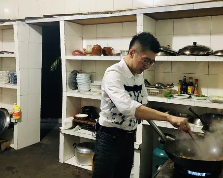 陈数|陈数老公晒与年轻女子亲密照，背景亮了，陈数一个月前跟继子合体