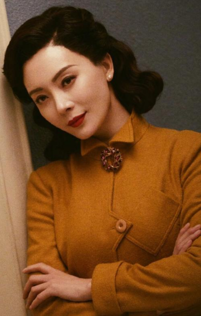 陈数|陈数老公搂女子亲吻头发，称对方是表妹却遭质疑：不懂避嫌？