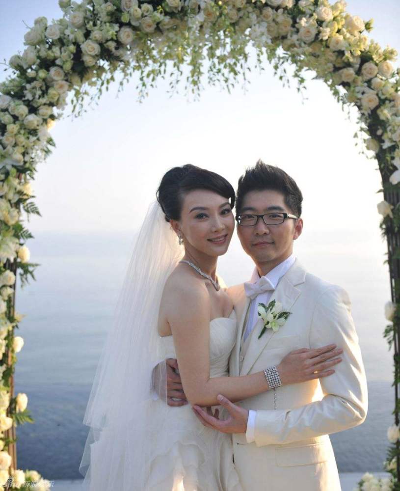 陈数|陈数老公晒和神秘女子亲密亲发照，引婚变猜测，发文解释是亲表妹