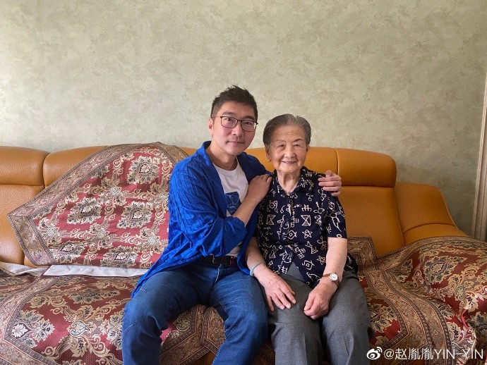 陈数|陈数老公搂女子亲吻头发，称对方是表妹却遭质疑：不懂避嫌？