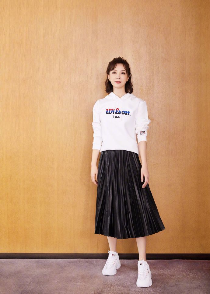 陈数|陈数老公搂女子亲吻头发，称对方是表妹却遭质疑：不懂避嫌？
