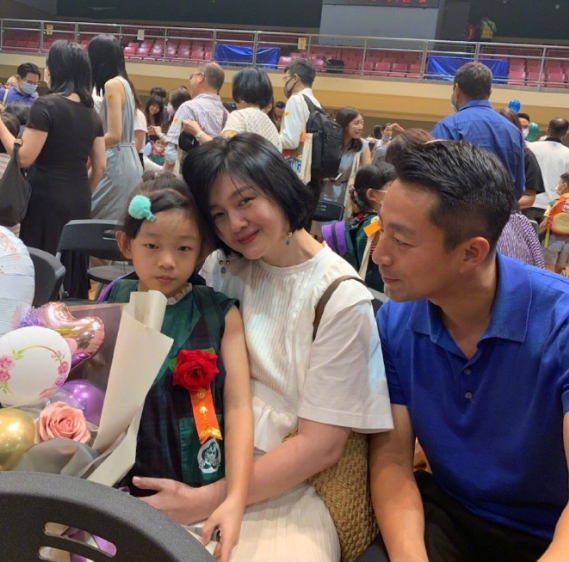杨紫|娱乐早报丨杨紫张一山出席北电同学聚会 成龙拍新片突发意外险被溺死