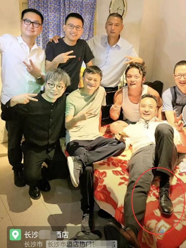 杨紫|娱乐早报丨杨紫张一山出席北电同学聚会 成龙拍新片突发意外险被溺死