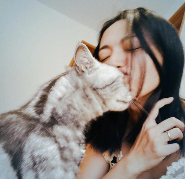 姚晨|周迅姚晨罕同框，后者大口吃肉接地气，吃完吐自己手里被赞素养高