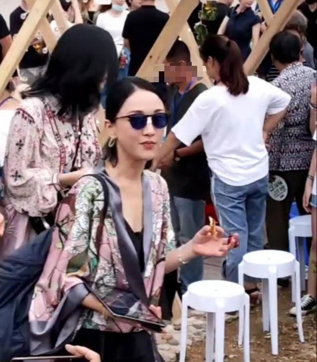 姚晨|周迅姚晨罕同框，后者大口吃肉接地气，吃完吐自己手里被赞素养高