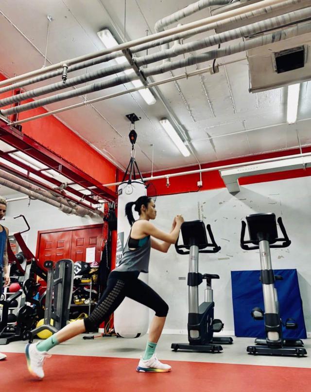 姚晨|周迅姚晨罕同框，后者大口吃肉接地气，吃完吐自己手里被赞素养高