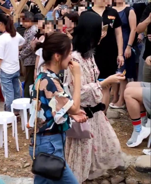 姚晨|周迅姚晨罕同框，后者大口吃肉接地气，吃完吐自己手里被赞素养高