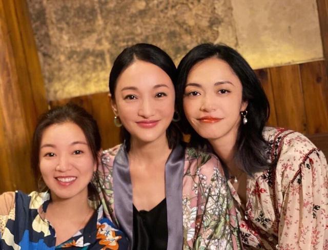 姚晨|周迅姚晨罕同框，后者大口吃肉接地气，吃完吐自己手里被赞素养高