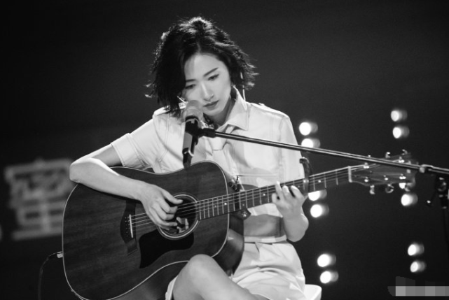 黄发男|神秘老公疑曝光？万茜与女儿团聚黄发男陪伴，三人牵手同行温馨有爱