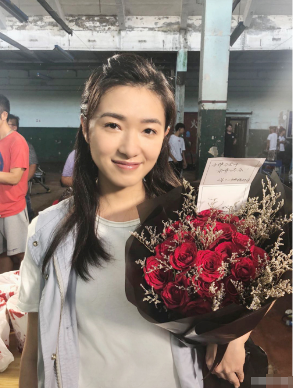 黄发男|神秘老公疑曝光？万茜与女儿团聚黄发男陪伴，三人牵手同行温馨有爱