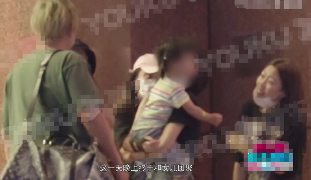 黄发男|神秘老公疑曝光？万茜与女儿团聚黄发男陪伴，三人牵手同行温馨有爱