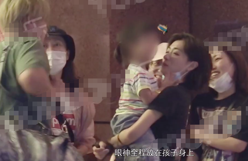 黄发男|神秘老公疑曝光？万茜与女儿团聚黄发男陪伴，三人牵手同行温馨有爱