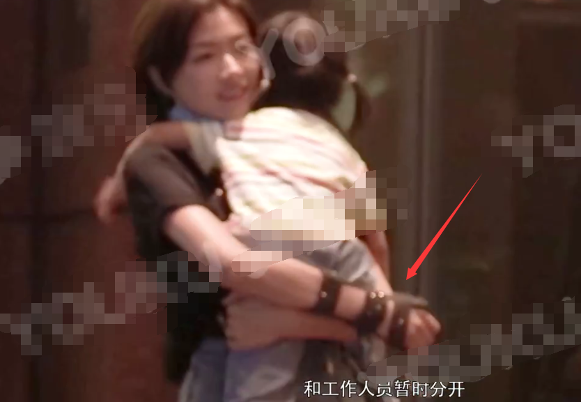 黄发男|神秘老公疑曝光？万茜与女儿团聚黄发男陪伴，三人牵手同行温馨有爱