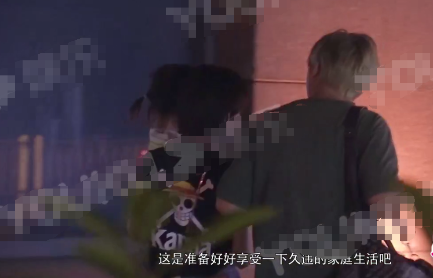 黄发男|神秘老公疑曝光？万茜与女儿团聚黄发男陪伴，三人牵手同行温馨有爱