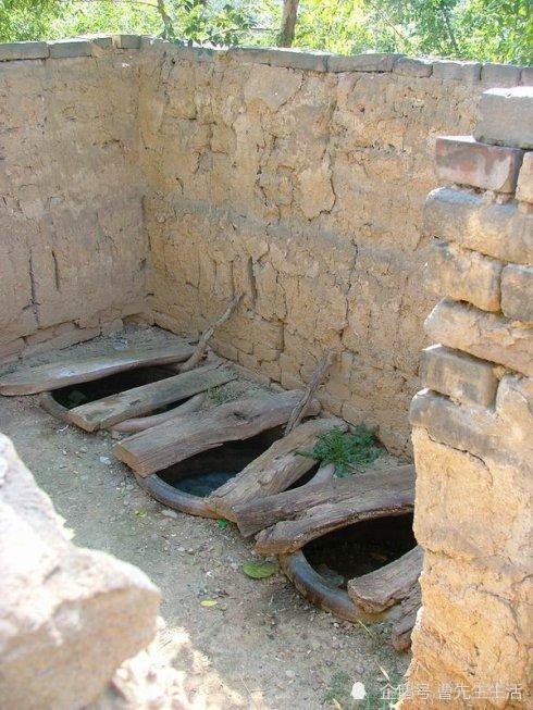 它卫生间;在城里的公共区域我们叫它公共卫生间;在农村我们有叫茅房的