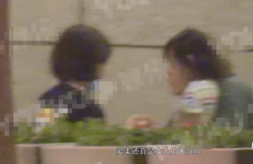 黄发男|神秘老公疑曝光？万茜与女儿团聚黄发男陪伴，三人牵手同行温馨有爱