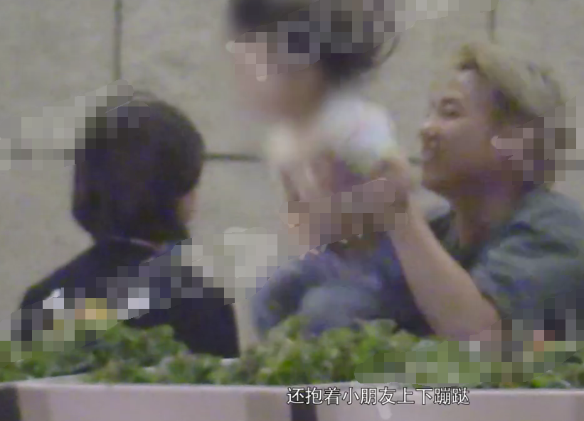 黄发男|神秘老公疑曝光？万茜与女儿团聚黄发男陪伴，三人牵手同行温馨有爱