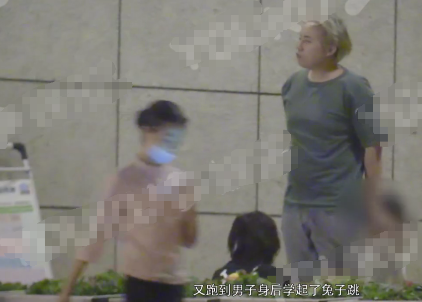 黄发男|神秘老公疑曝光？万茜与女儿团聚黄发男陪伴，三人牵手同行温馨有爱