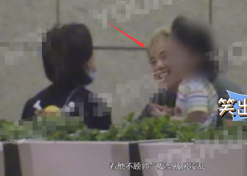 黄发男|神秘老公疑曝光？万茜与女儿团聚黄发男陪伴，三人牵手同行温馨有爱