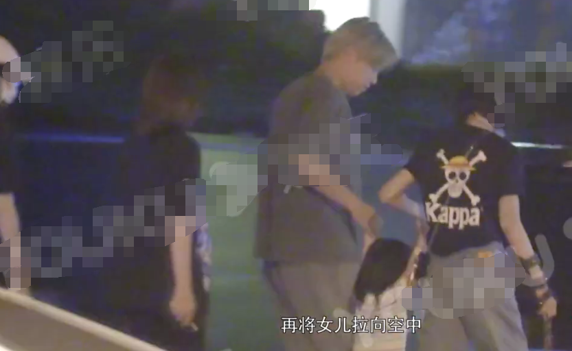 黄发男|神秘老公疑曝光？万茜与女儿团聚黄发男陪伴，三人牵手同行温馨有爱