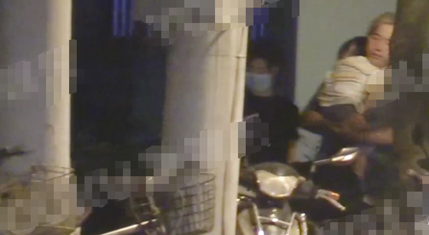 黄发男|神秘老公疑曝光？万茜与女儿团聚黄发男陪伴，三人牵手同行温馨有爱