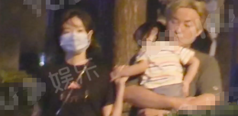 黄发男|神秘老公疑曝光？万茜与女儿团聚黄发男陪伴，三人牵手同行温馨有爱