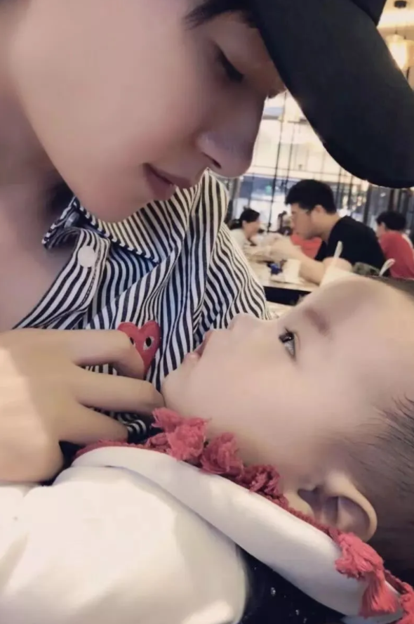 黄发男|神秘老公疑曝光？万茜与女儿团聚黄发男陪伴，三人牵手同行温馨有爱